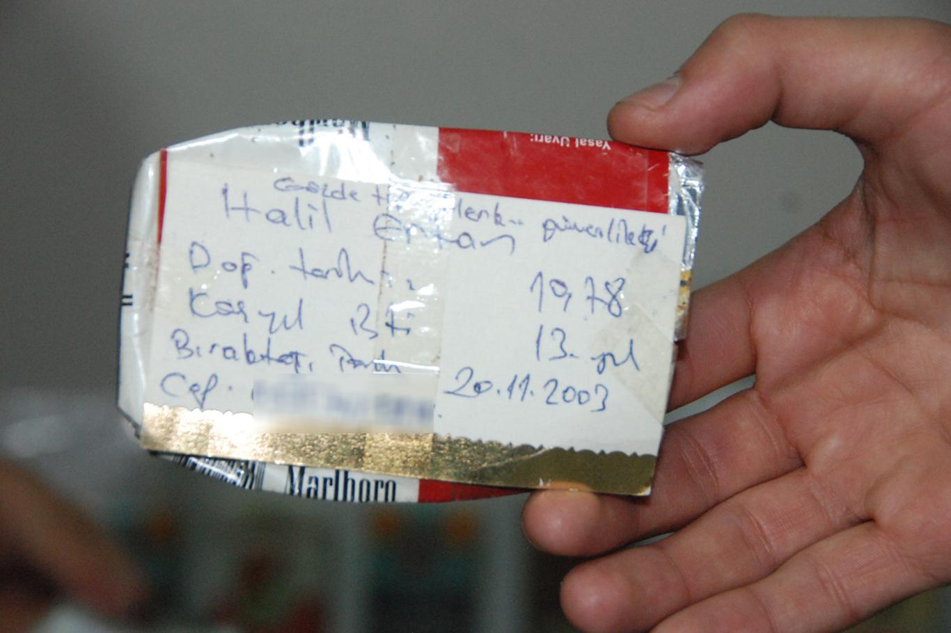 Bir zamanlar reklam için kullanılan sigara paketlerini sergiliyor Bir zamanlar reklam için kullanılan sigara paketlerini sergiliyor